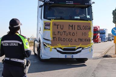 Il governo sblocca 1 miliardo per gli autotrasportatori, da oggi i primi 480 milioni