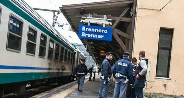 Condannato per rapina, si identifica con documento falso: arrestato su un treno al Brennero