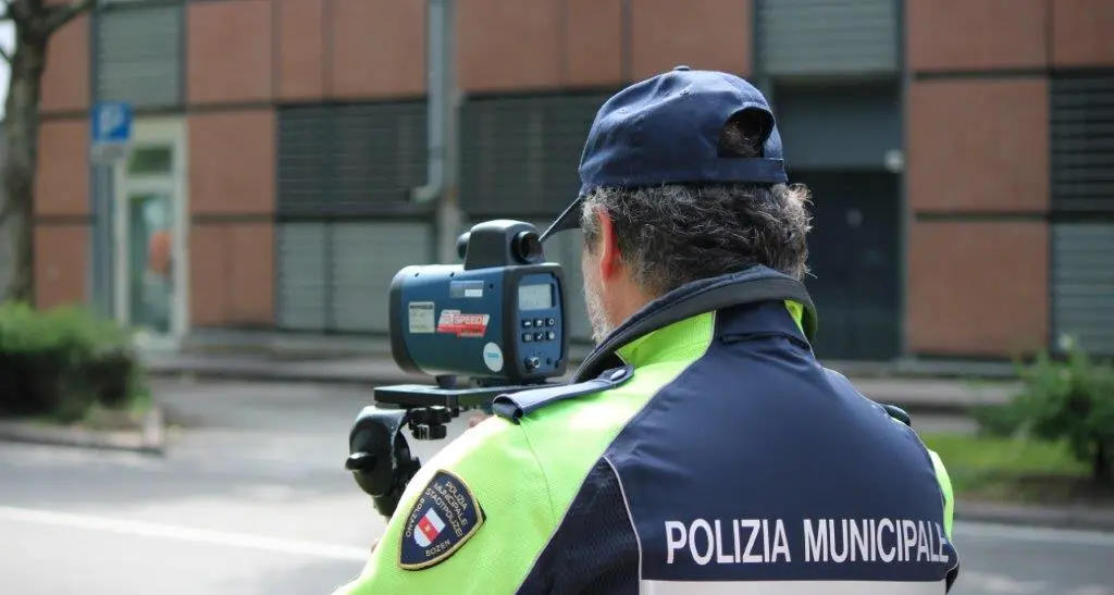 Bolzano, sfreccia a 106 chilometri orari in zona 40: maximulta e patente sospesa