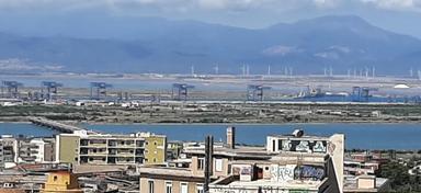 Schiacciato da tubi, operaio morto al porto industriale di Cagliari