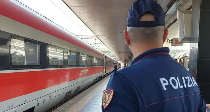 Gargazzone: sale sul treno e terrorizza tutti col coltello