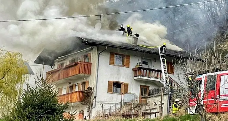 Paura a Laion, brucia il tetto di una casa