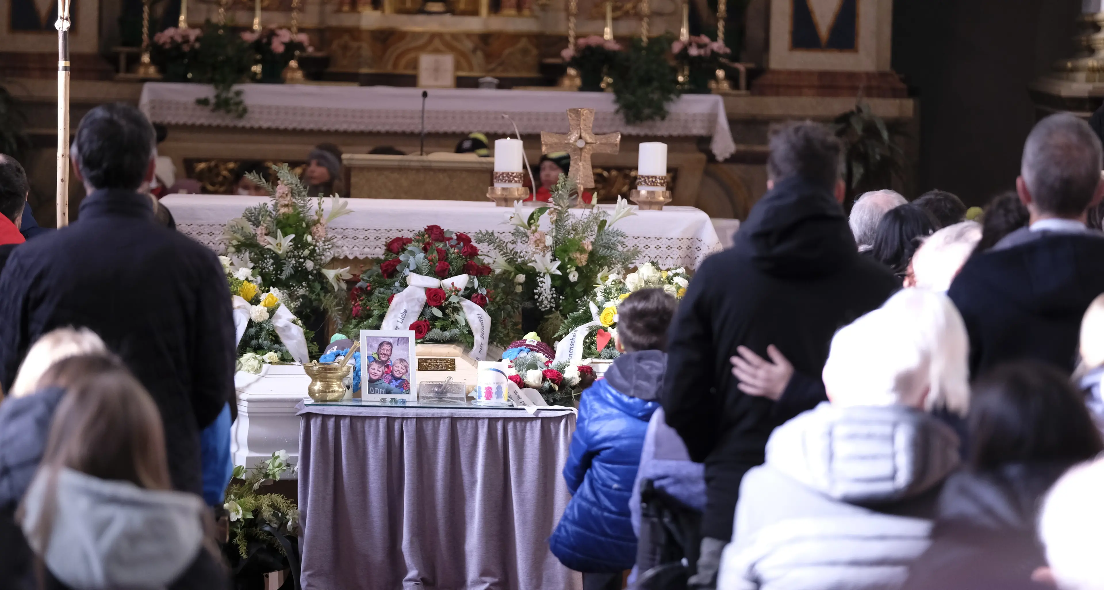 Sesto Pusteria: l’addio straziante a Monika, Matthaeus e Kassian