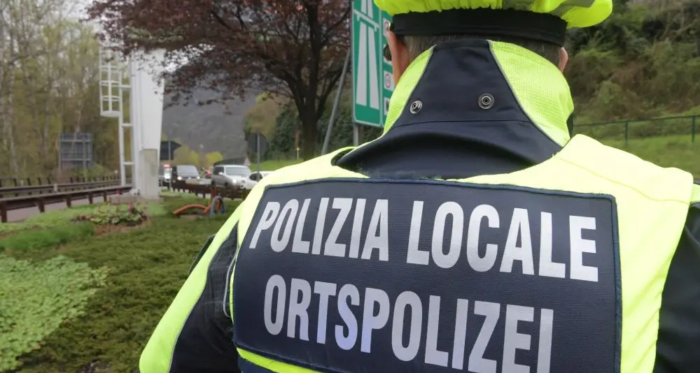 Controlli sui prati del Talvera, la Municipale sequestra 15 grammi di cocaina e 820 euro: arrestato un 23enne