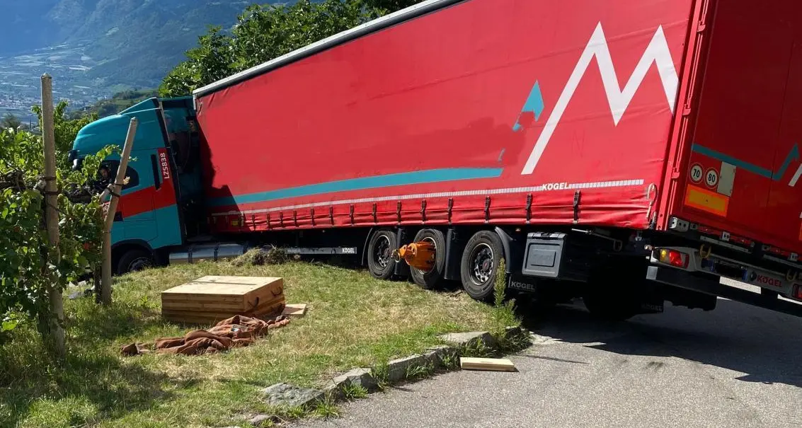 Labers, camion con semirimorchio si perde e rimane bloccato