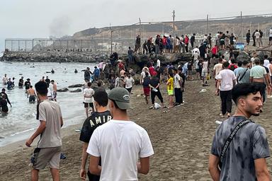 Salgono a 67 i migranti morti tentando di arrivare a nuoto a Ceuta