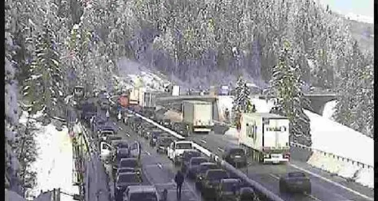 Ultima Generazione blocca l'Autobrennero in Austria, a poche ore dal caos neve sul valico italo-austriaco