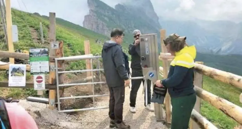 Seceda, riattivato il tornello col ticket «Nessuno si è mosso, andiamo avanti»