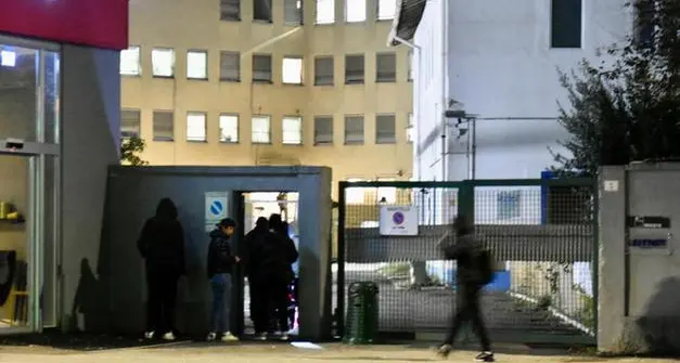 Emergenza freddo, chiudono i centri per i senzatetto. Bolzano attacca la Provincia: «Non vogliamo tende in città»
