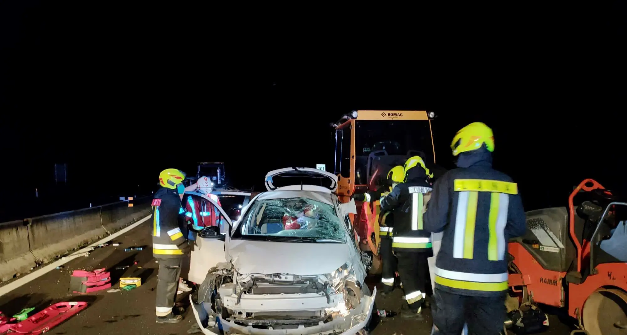 Tremendo incidente a Lana: l’auto finisce addosso al cantiere stradale e schianta contro le ruspe