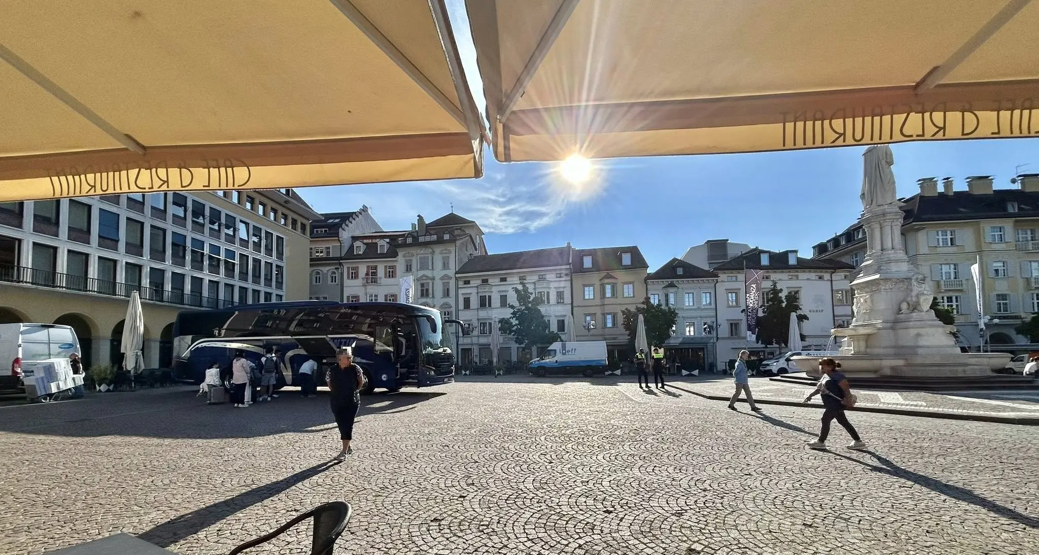 Pullman parcheggiato in piazza Walther scatena la polemica sui social