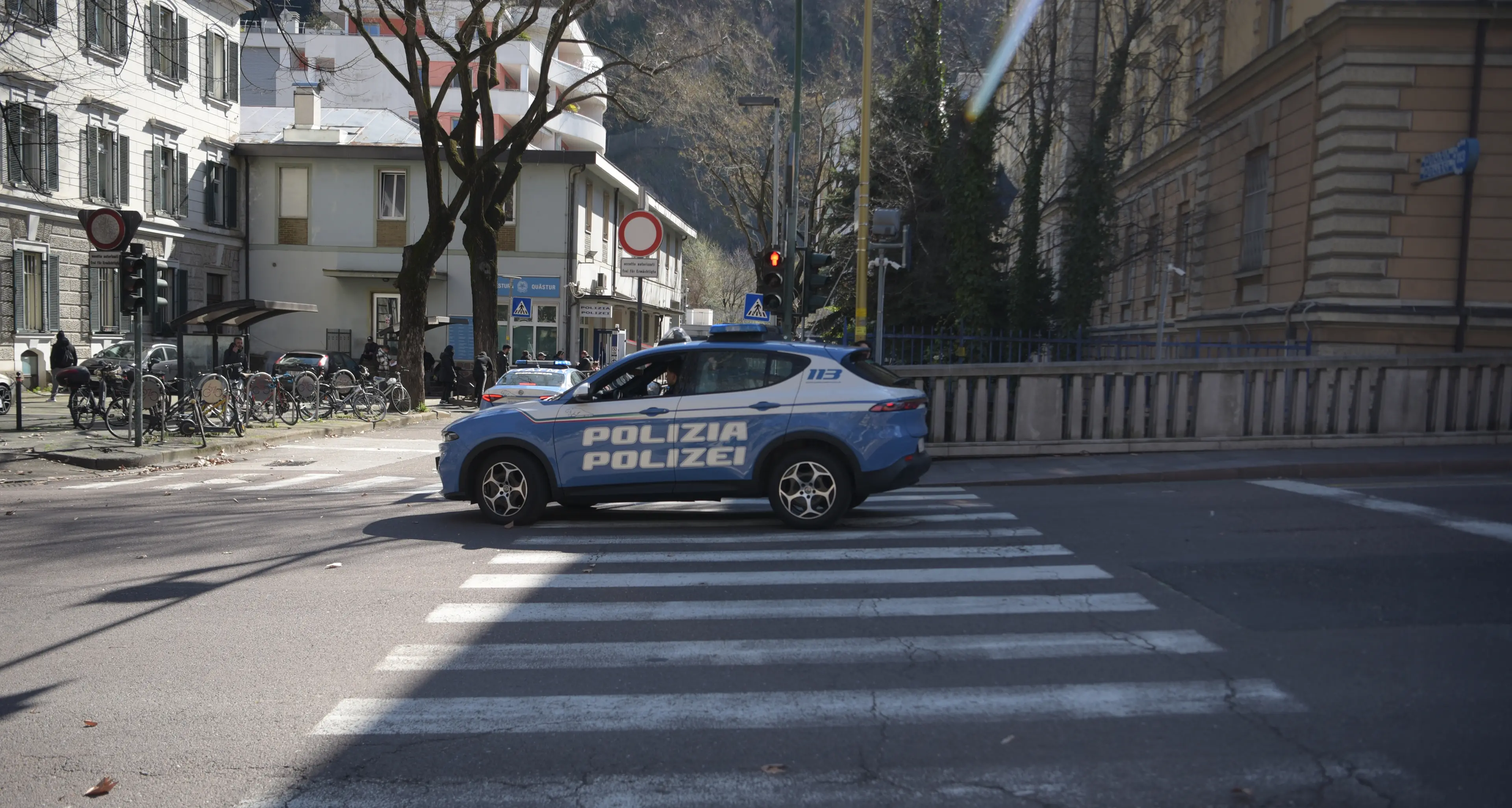 Incappucciati e armati di spranghe, catene e coltelli si danno appuntamento per una rissa: tutti minorenni