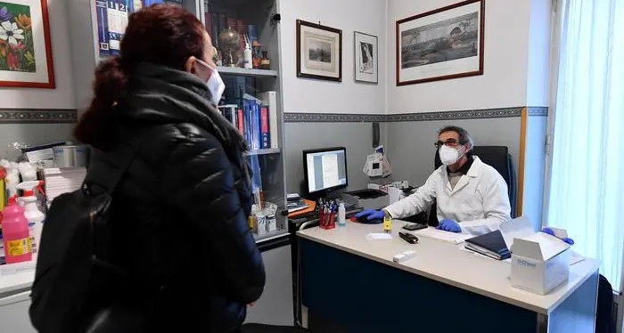 Covid, casi in forte aumento. «Evitate di contagiare gli altri»