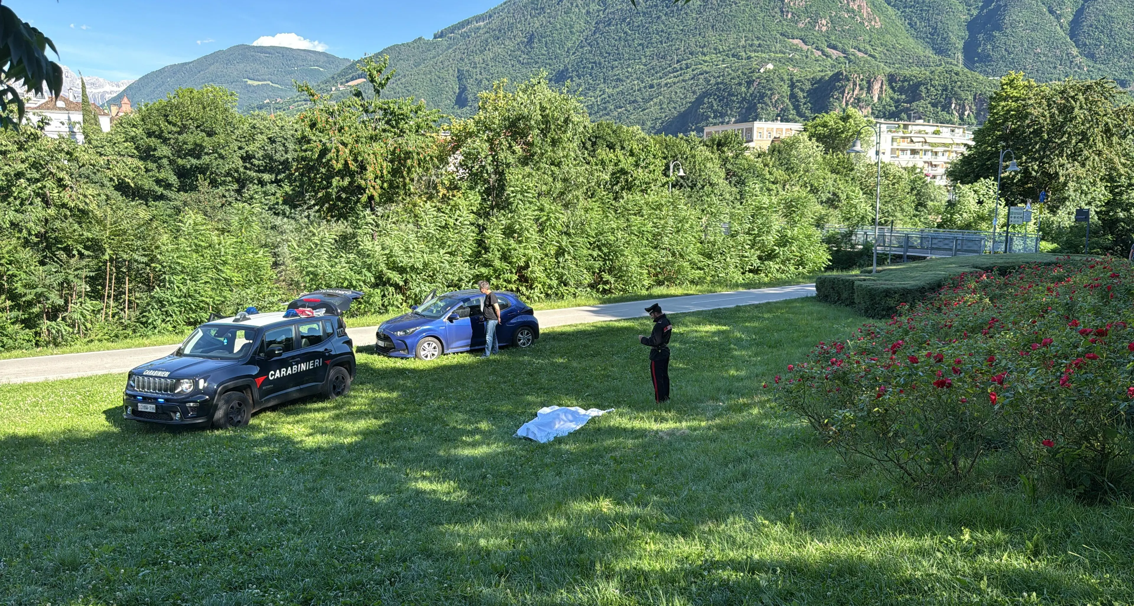 Il corpo di un uomo senza vita trovato sui prati del Talvera