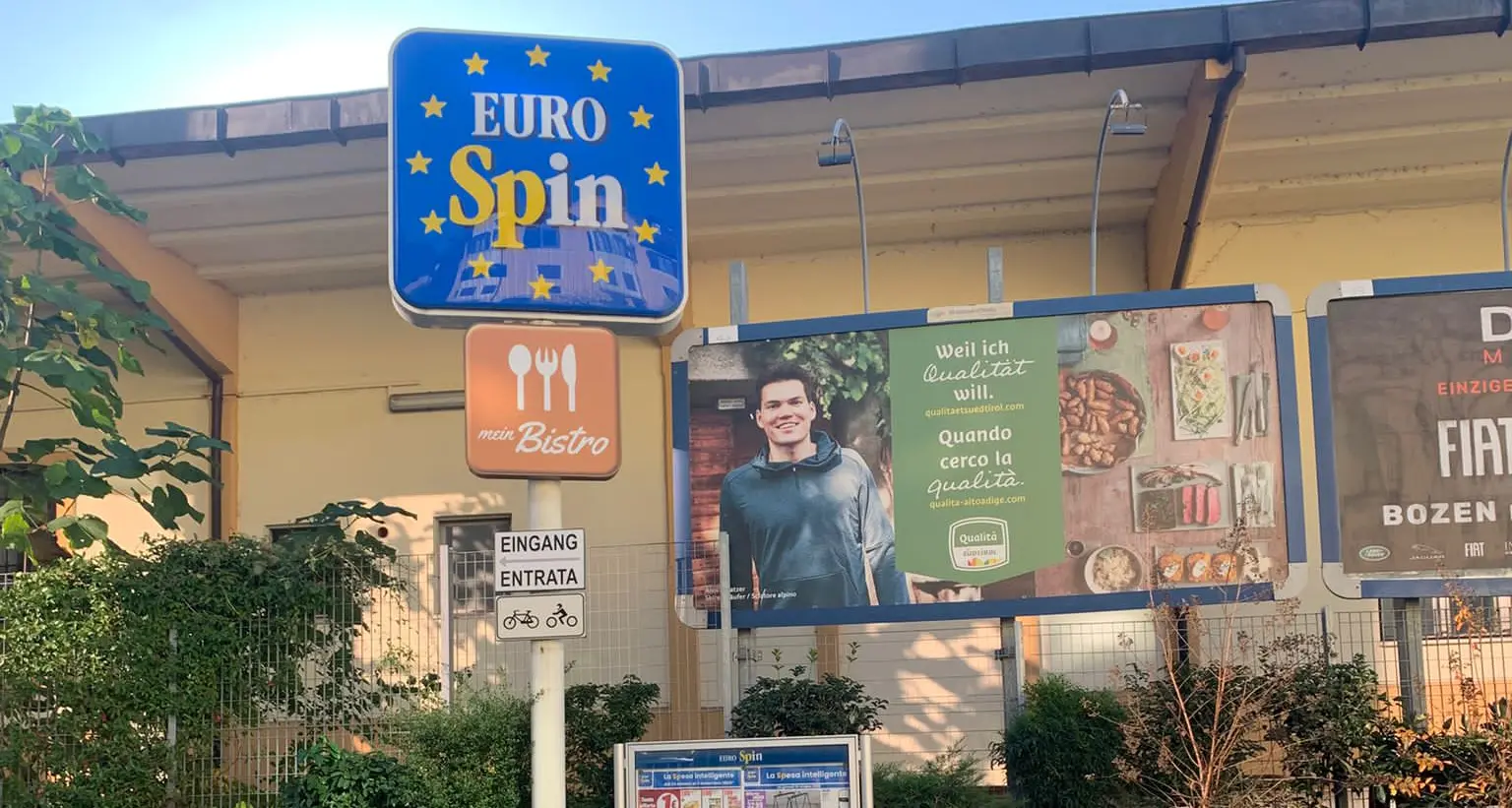 Bolzano, tenta di uscire dal supermercato con un borsone di birre rubate ma lascia dentro i documenti: denunciato