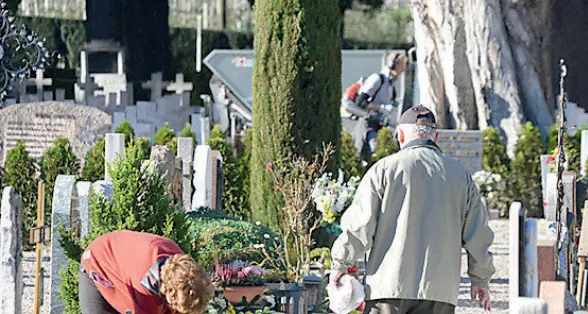 Merano, Fdi: «Servono corsie asfaltate all’interno del cimitero»