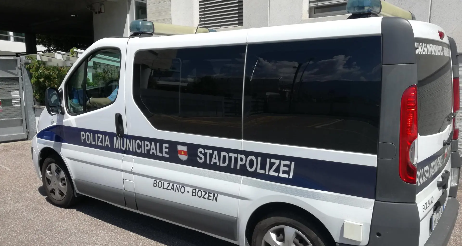 Bolzano, ubriaco di prima mattina finisce con l’auto contro il palo: denunciato e multato