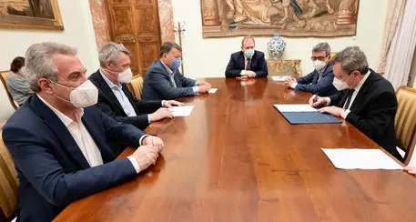 Accordo governo-sindacati: cassa integrazione prima di licenziare