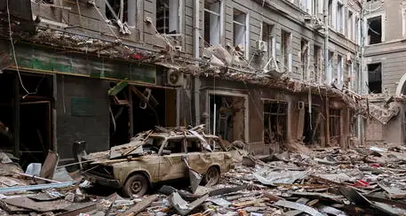 Zelensky: «Donbass completamente distrutto, è un inferno»