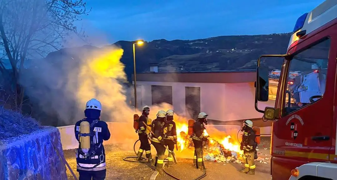 Fiè allo Sciliar, a fuoco il carico di un camion dei rifiuti: intervento all’alba dei vigili del fuoco