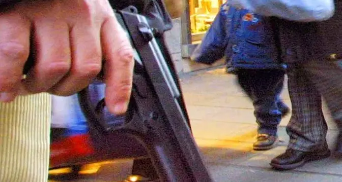 Bolzano, minacciato con la pistola al ristorante