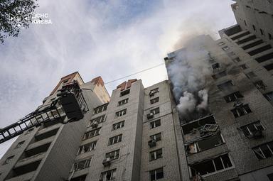 Kiev, 'raid russo su palazzo di uffici in pieno giorno, 3 morti'
