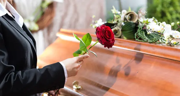Aumenti nel 2023 su tariffe rifiuti e spese per onoranze funebri