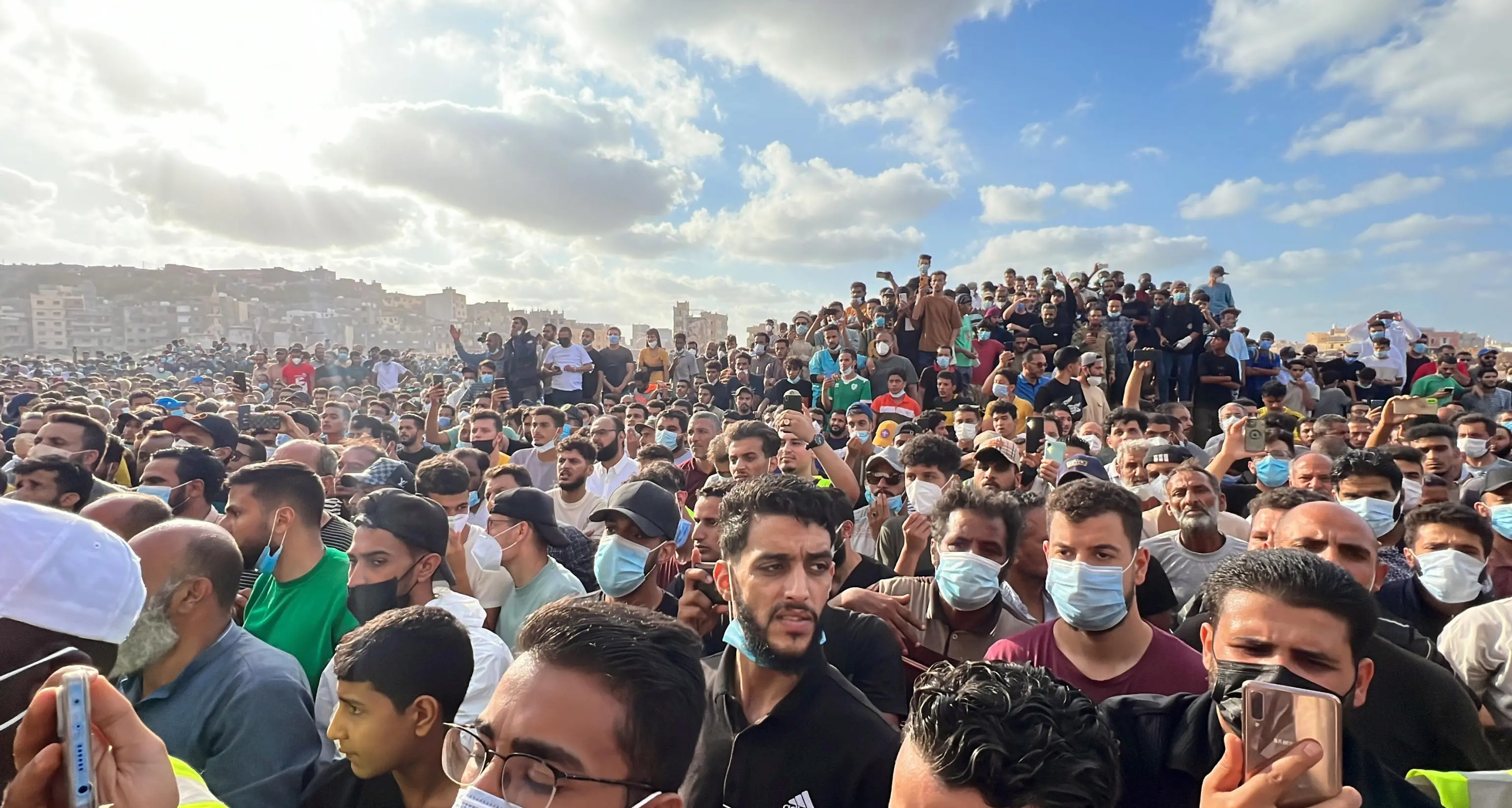 Libia: manifestanti bruciano la casa del sindaco di Derna