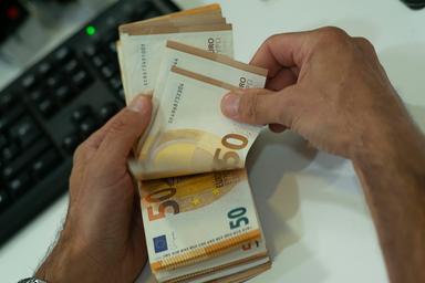 Bankitalia, tra italiani prevale ancora il contante, ma il 24% non lo usa più