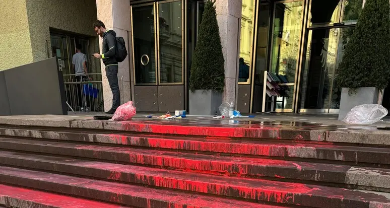 Vernice rossa al Consiglio privinciale, lettera di rivendicazione: «Sangue versato a Gaza»