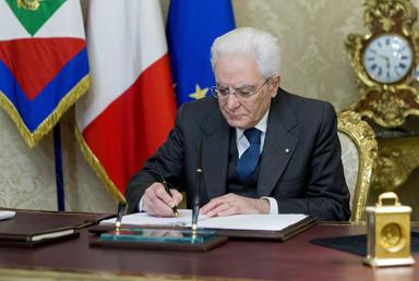 Mattarella emana il decreto sullo stop al bollo e il taglio delle accise