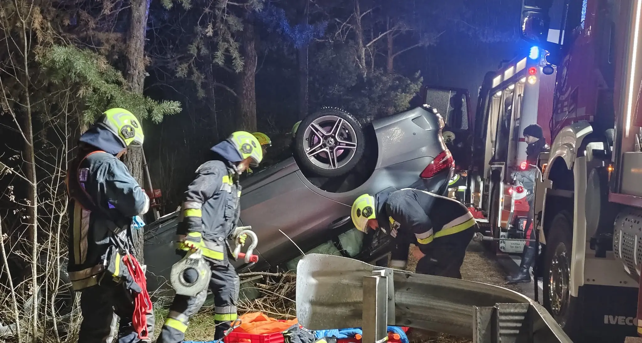 Bressanone, auto vola per 2 metri nel dirupo: donna salvata dall’allarme Gps