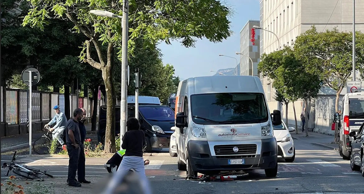 Ciclista investito da un furgone mentre attraversa sulle strisce