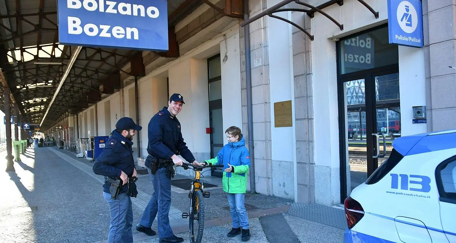 Bolzano, la bici ritrovata e il sorriso di un bambino: il lieto fine grazie agli agenti della Polfer