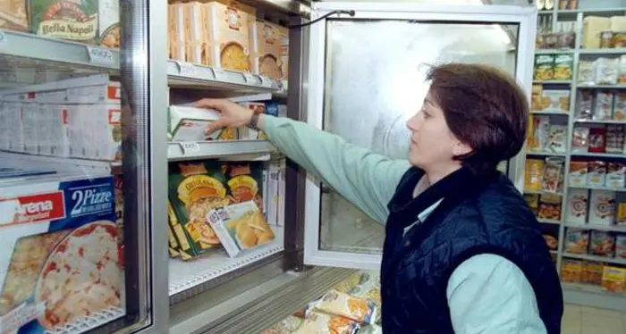 Nuove linee guida per i banchi frigo: chiusi con sportelli per risparmiare energia
