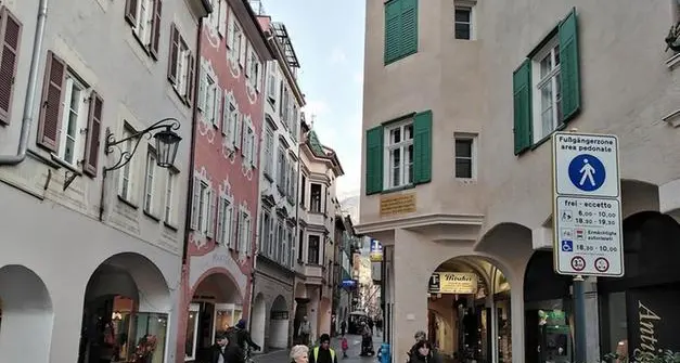 Merano, a mezzogiorno i vigili con il metro per i plateatici: scatta l’ira dei commercianti
