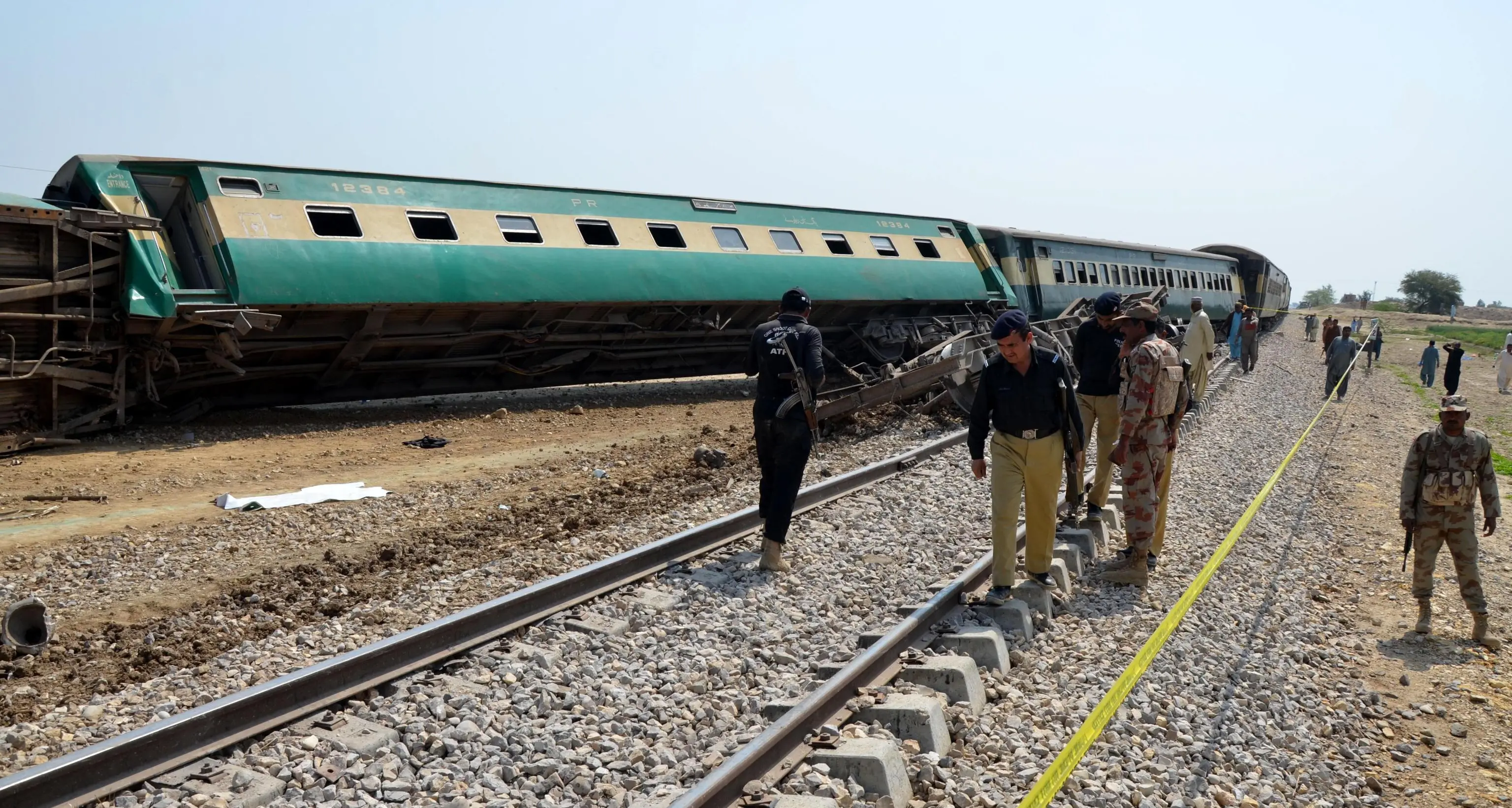 Pakistan: 15 morti e 40 feriti nel deragliamento di un treno
