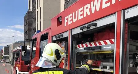 Le fiamme avvolgono l’ex hotel Bellavista sul Virgolo. Vigili del fuoco in azione