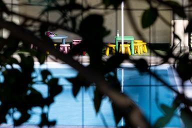 Piscina di centro estivo con corsia d'acqua vuota, nastro di sequestro giallo-nero attorno alla struttura, immagine di approfondimento