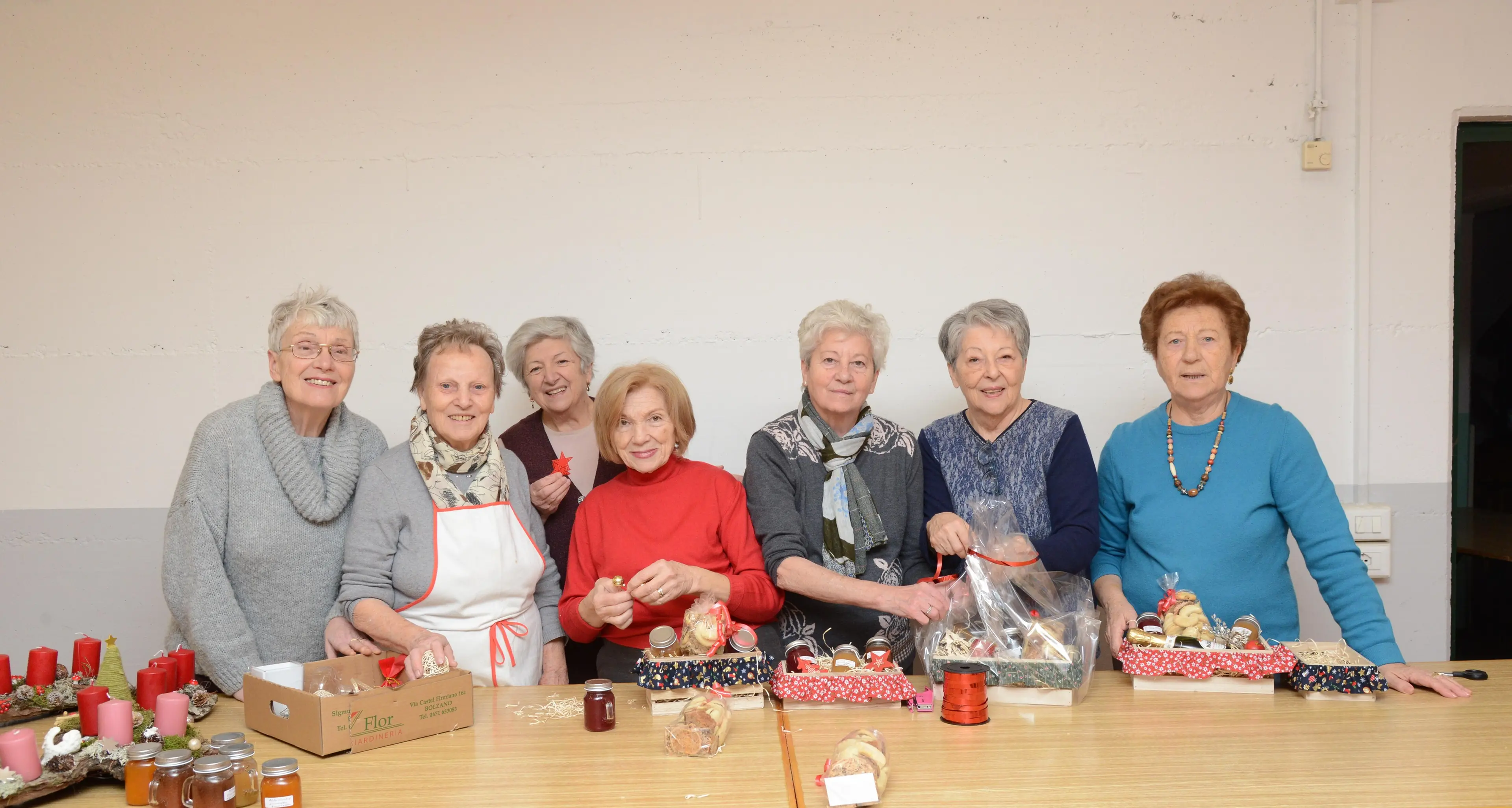 A Bolzano Rita e le volontarie si finanziano con 60 chili di biscotti e corone