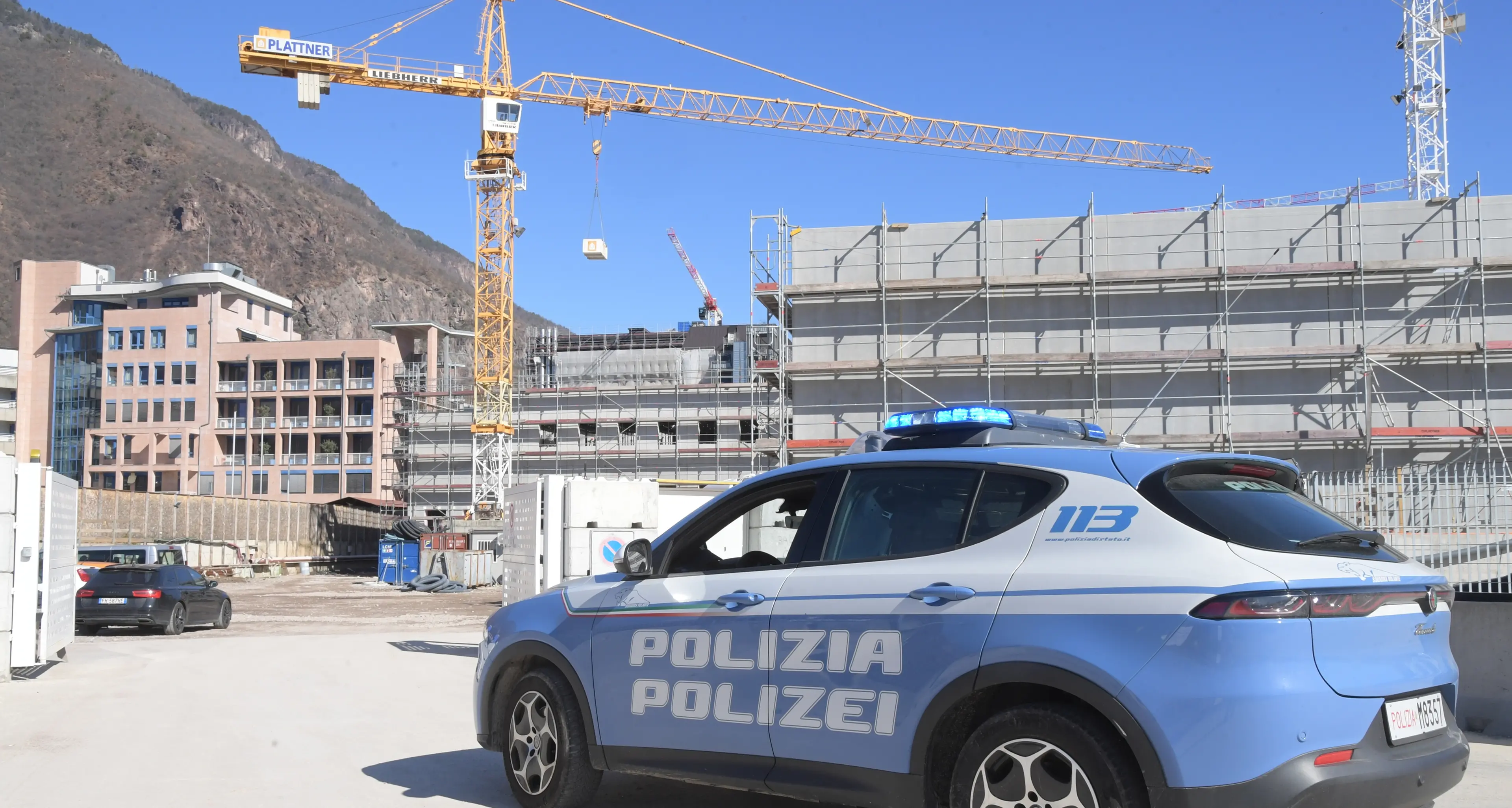 Operaio in coma dopo la caduta nel cantiere dell’ospedale, la moglie: «Si faccia chiarezza»