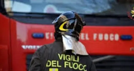 Fumogeno in classe, sospeso e denunciato un quindicenne