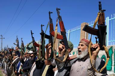 Houthi rivendicano il terzo raid della giornata sull'aeroporto di Riad
