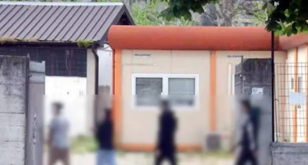 Proteste dei residenti a San Vito, la Provincia trasferisce 12 minori stranieri nei container a Trento