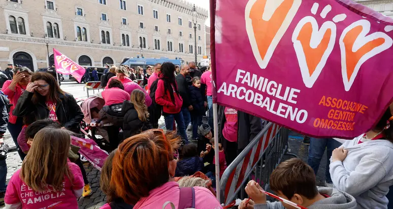 Corte d’Appello di Venezia, “su figli di mamme gay si esprima la Corte Costituzionale”, non accolto il ricorso contro il doppio cognome