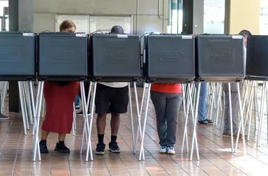 Boom del voto anticipato in alcuni Stati chiave per le midterm Usa, dem in vantaggio