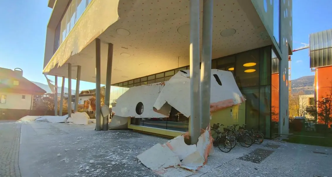 Paura a Brunico: crolla il controsoffitto della biblioteca