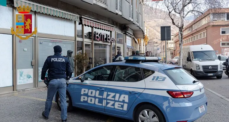 Prende a morsi un anziano per fuggire dopo il furto al supermercato