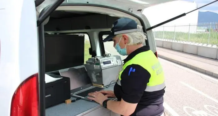 Manipola il cronotachigrafo per correre con il camion: 4.500 euro di multa e via patente