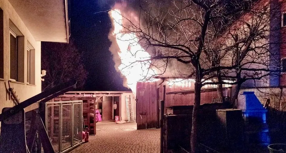 Prato allo Stelvio, fiamme in un deposito: ferito un vigile del fuoco